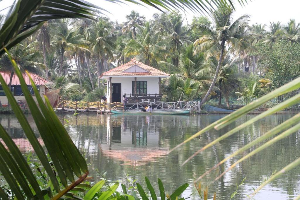Munroe Island Lake Resort Mundrothuruth Bagian luar foto